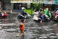 banjir-cileuncang-di-jalan-cubaduyut-raya_20221128_225607.jpg