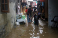 banjir-di-kebon-pala-makin-tinggi-imbas-air-kiriman_20231130_185742.jpg