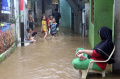 banjir-di-kebon-pala-makin-tinggi-imbas-air-kiriman_20231130_185745.jpg