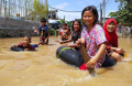 banjir-rendam-pemukiman-warga-di-kampung-ciputat-kab-bandung_20220314_172403.jpg