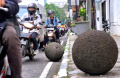 batu-bulat-di-jalan-tamblong-kota-bandung-lepas-hambat-lalin_20240425_175244.jpg