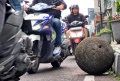 batu-bulat-di-jalan-tamblong-kota-bandung-lepas-hambat-lalin_20240425_175253.jpg