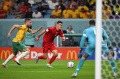 Bek Australia Hadang Pemain Denmark