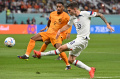 Bek Belanda Jurrien Timber Hadang Christian Pulisic (AS)