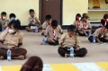 Belajar Online Di Bawah Kolong Rel Kereta Api