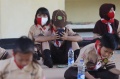 Belajar Online Di Bawah Kolong Rel Kereta Api