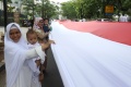 Bentangkan Bendera Merah Putih Peringati Hari Santri Nasional