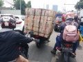 Berbahaya Pengendara Motor Dengan Muatan Berlebihan