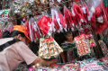 Berburu Pernak-pernik Natal di Pasar Asemka