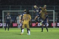 Berebut Bola Udara Ahmet Atayev dan Raphael Maitimo