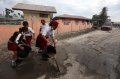 Bersihkan Abu Vulkanik Gunung Sinabung