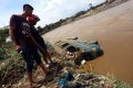 Bersihkan Barang Usai Banjir Bandang