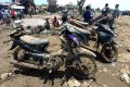 Bersihkan Barang Usai Banjir Bandang