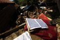 Bersihkan Barang Usai Banjir Bandang