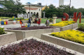 berwisata-di-lapangan-rumput-sintetis-alun-alun-kota-bandung_20220311_183942.jpg