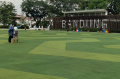 Berwisata di Lapangan Rumput Sintetis Alun-alun Kota Bandung