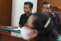 Bharada E Dengarkan Kesaksian Orang Tua Brigadir J