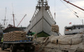 Bongkar Muat Barang di Pelabuhan Sunda Kelapa