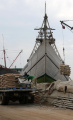 bongkar-muat-barang-di-pelabuhan-sunda-kelapa_20230131_192512.jpg
