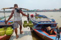bongkar-muat-tabung-gas-3kg-di-dermaga-pasar-16-ilir-palembang_20231029_165059.jpg