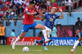 Bryan Oviedo Hadang Laju Penyerang Jepang Takuma Asano 