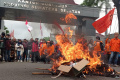 buruh-bakar-keranda-matinya-keadilan-ump-sumsel_20231128_151646.jpg