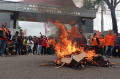 buruh-bakar-keranda-matinya-keadilan-ump-sumsel_20231128_151648.jpg