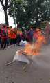 buruh-bakar-keranda-matinya-keadilan-ump-sumsel_20231128_151650.jpg