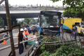 bus-transjakarta-menambrak-pembatas-jalan_20220211_131452.jpg