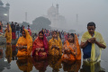 Busa Beracun Melapisi Sungai Saat Festival Keagamaan di India