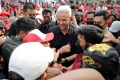 capres-ganjar-pranowo-temui-buruh-tani-dan-nelayan-di-bekasi_20231214_185104.jpg