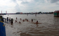 cara-bocah-pinggiran-sungai-musi-isi-masa-liburan-sekolah_20231220_233025.jpg