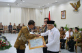 ceo-tribun-network-raih-penghargaan-dari-wakil-presiden_20231006_201919.jpg