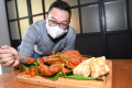Chef Jimmy Irawan Menyajikan Kepiting Rempah Chef Jimmy Irawan Menyajikan Kepiting Rempah