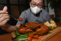 Chef Jimmy Irawan Menyajikan Kepiting Rempah Chef Jimmy Irawan Menyajikan Kepiting Rempah