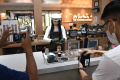 Content Creator Asal Surabaya Zoe Levana Belajar Meracik Minuman
