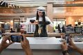 Content Creator Asal Surabaya Zoe Levana Belajar Meracik Minuman