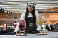 Content Creator Asal Surabaya Zoe Levana Belajar Meracik Minuman