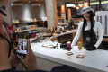 Content Creator Asal Surabaya Zoe Levana Belajar Meracik Minuman