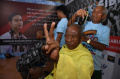 cukur-bareng-sambut-hitung-cepat-litbang-kompas-pemilu-2024_20240214_192257.jpg