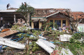 dampak-angin-puting-beliung-di-kabupaten-sumedang_20240222_192711.jpg