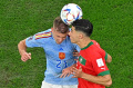 Dani Olmo Berebut Bola Atas dengan Nayef Aguerd 