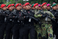Defile Prajurit TNI Dan Kendaraan Tempur pada HUT ke-77 TNI