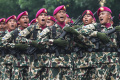 Defile Prajurit TNI Dan Kendaraan Tempur pada HUT ke-77 TNI