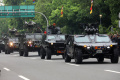 Defile Prajurit TNI Dan Kendaraan Tempur pada HUT ke-77 TNI