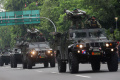 Defile Prajurit TNI Dan Kendaraan Tempur pada HUT ke-77 TNI