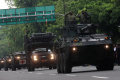 Defile Prajurit TNI Dan Kendaraan Tempur pada HUT ke-77 TNI