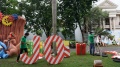 Dekorasi Natal Outdoor di Halaman Rumah Mewah Ramai Dikunjungi Warga