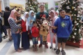 Delon Dan Istri Berbelanja Keperluan Natal