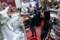 Delon Dan Istri Berbelanja Keperluan Natal